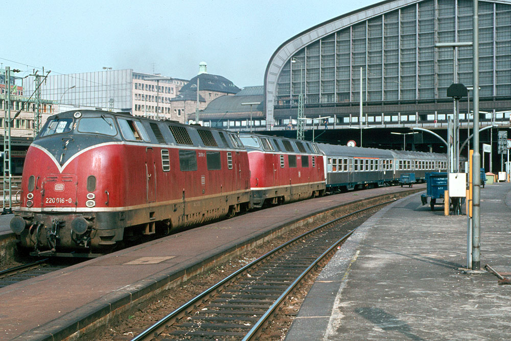 https://www.eisenbahnfotograf.de/datei/August 1981/1090228 DB 220016+045 Hbg. Hbf. 12.8.81.jpg